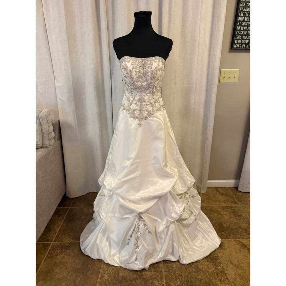 Strapless Wedding Dress/Gown By David's Bridal Size 0 with Bustle